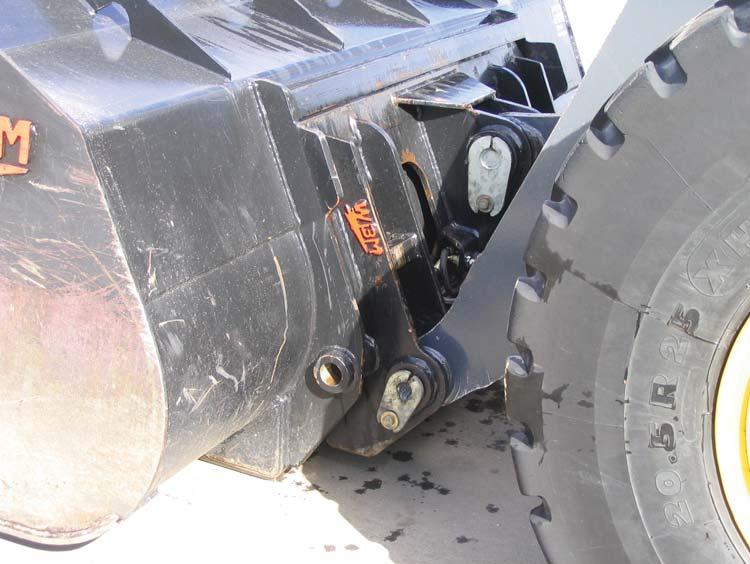 Hydraulic Uncoupling of the Attachment 1) Position the attachment on level ground, ensuring that the attachment will remain stable after uncoupling.