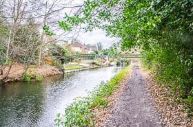 FRIMLEY AND FRIMLEY GREEN 10 km Circular 3 hours Easy Terrain 250716 A 10km (6 mile) circular walk exploring the canal towpath, riverside path, woodland, heath and small settlements around Frimley in