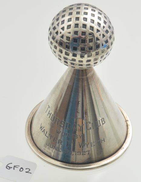 GF02 A golf trophy consisting of a golf ball