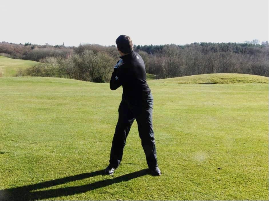 5. Wind and Unwind to produce power A good drill to illustrate how the body is meant to powerfully rotate during the swing consists of getting into your stance and placing your hands on your hips.