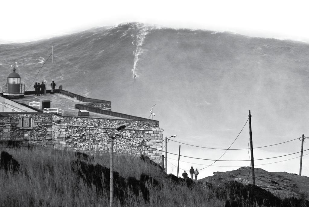 The big waves media campaign launched in Nazaré in 2010 had considerable impact on the local economy, decreasing seasonality and possibly benefiting adjacent municipalities.