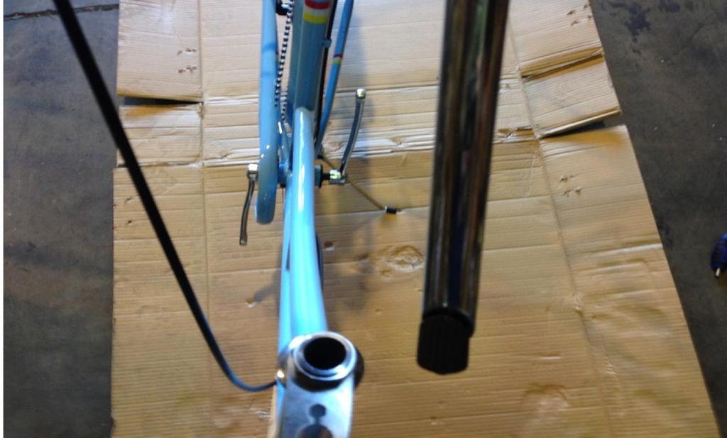 When satisfied with the position of handlebar, tighten headstem bolt using allen key.