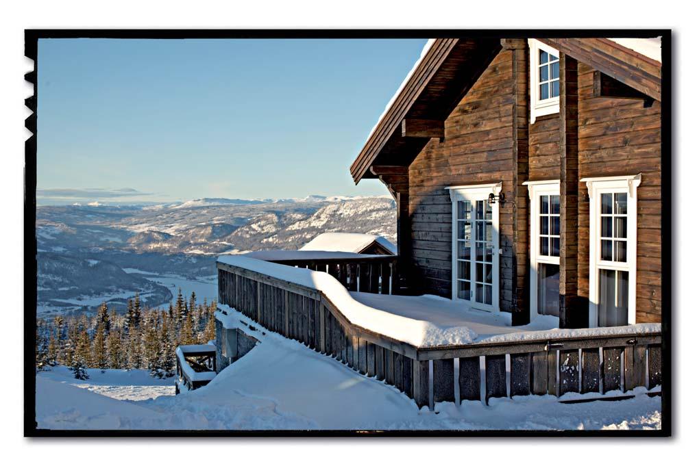 WELCOME TO MOSETERTOPPEN PANORAMA With Hafjell s best location overlooking Gudbrandsdalen and with a majestic view towards Skeikampen, you will find Moseter Panorama, which consists of 4 large luxury