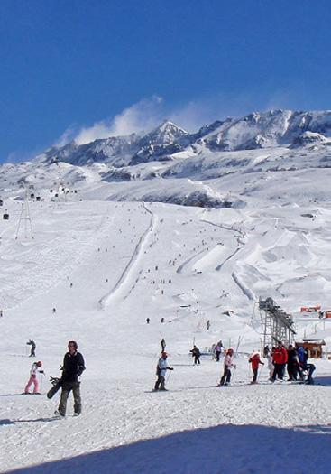 Winter The Alpe d Huez Ski Area has a combined total of 250km of downhill skiing, with 135 individual pistes, served by 80 ski lifts.