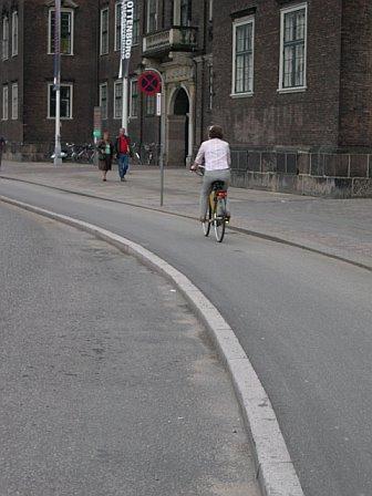 volumes 2 metre one way bike lanes handle about 2500 cyclists per hour City