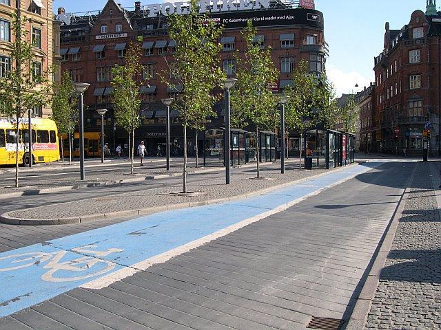 Visual presence of cycling facilities Use of coloured