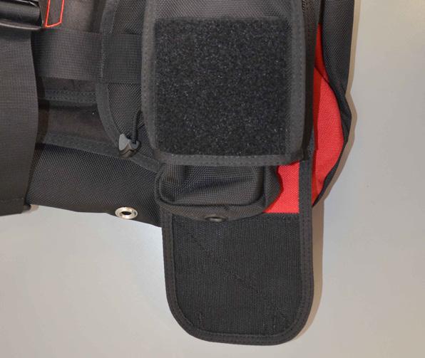 DROPPING WEIGHT POUCHES FROM THE POCKET In an upright position, grasp the handles of both pockets (right and left). Then pull down on the handles, releasing the velcro tabs (Fig.