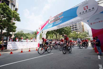 Mr Victor Lui (second left) and Head Cycling Coach of the Hong Kong Sports Institute Mr Shen Jinkang jointly officiated at the flag-off ceremony