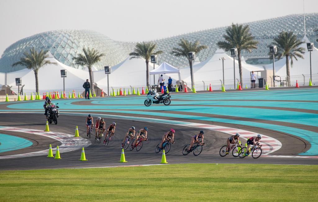 8 CYCLING & RUNNING YAS MARINA CIRCUIT - HOME OF THE ABU DHABI GRAND PRIX Floodlit, 5.