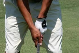 The club should run diagonally from the palm to the index finger Close the left hand making sure that 2 knuckles are visible The left thumb should be on top of the shaft, slightly to the right of