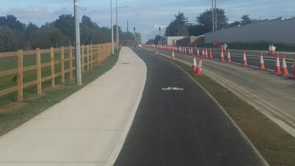 An alternative vision Piper s Hill Naas off road cycle track with buffer to road; lamps in verge not obstructing