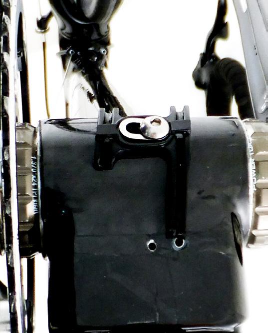 Insert the front derailleur cable (length 1,600 mm - ø 1.2 mm) into the bottom of the control ( Fig. 22).