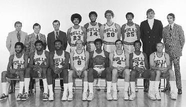 1972-1973 CHICAGO BULLS Left to right: (front row): Norm Van Lier, Gar Heard, Howard Porter, Bob Weiss, Bob Love, Jerry Sloan, Frank Russell, Jim King.