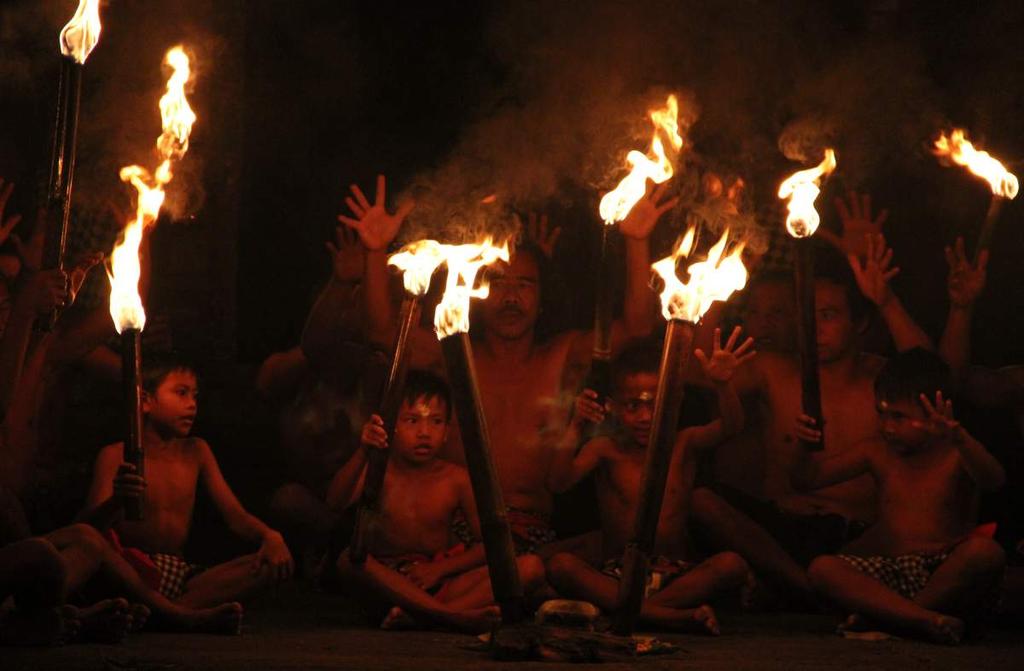PERFORMANCE IN ARMA KECAK RINA DANCE In the 1930s, two Western residents, painter Walter Spies and author Katharine Mershon felt that the cak chorus of the ritual Sanghyang trance dance, taken out of