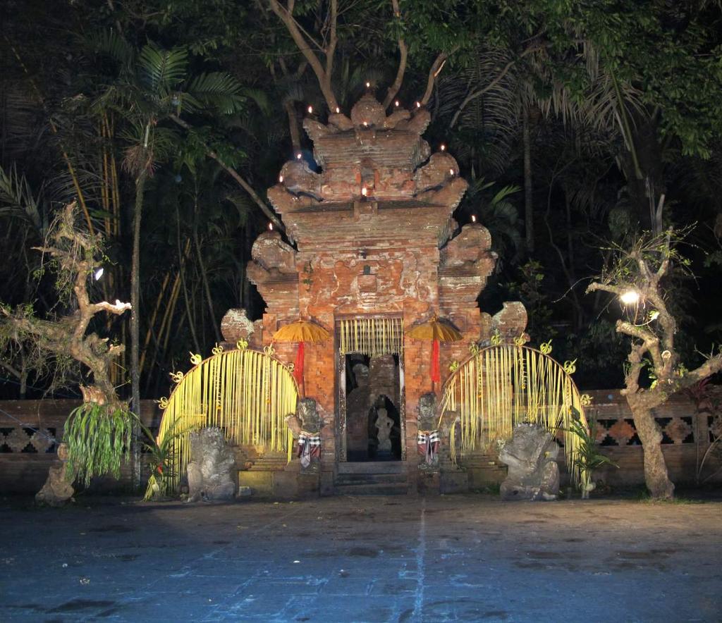 AROUND ARMA ARMA OPEN STAGE ARMA has a spacious open stage in front of a massive traditional Balinese gate. Almost nightly, visitors can see carefully chosen dances accompanied by a gamelan orchestra.