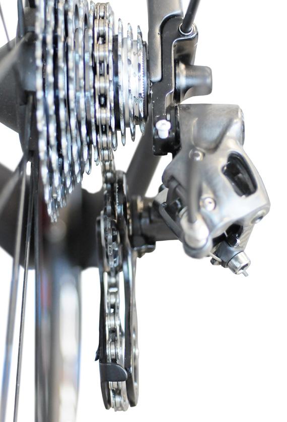10) is correctly adjusted: by operating the gear lever with the chain on the largest sprocket, the inner plate of the derailleur cage must NOT come into contact with