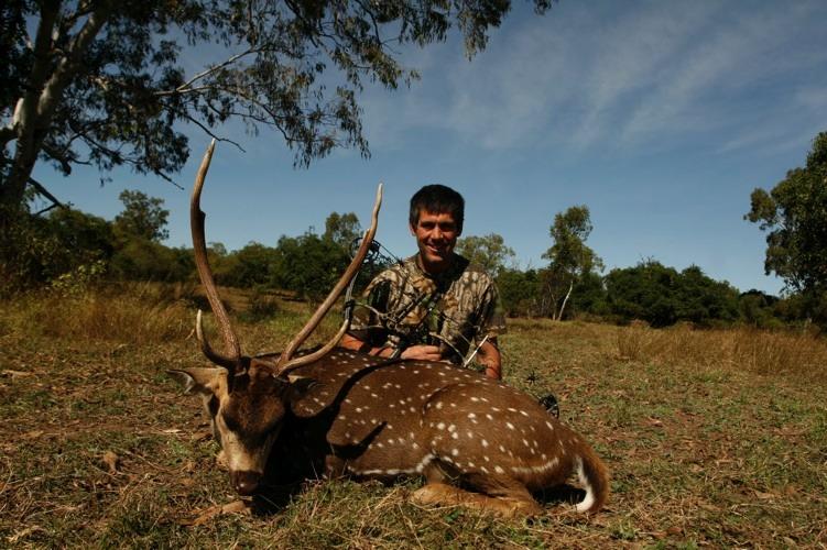 Being a bowhunter, is always difficult Mark saw many stags, on the eleventh-hour an opportunity presented itself.