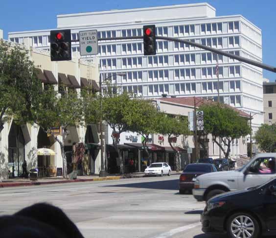 CITY OF PASADENA PEDESTRIAN SAFETY STUDY AT SIGNALIZED INTERSECTIONS Prepared for: City of Pasadea Submitted by: FEHR & PEERS 201 Sata Moica Blvd.