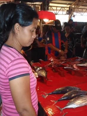 Fish Facts for All Fish buyer making a decision, Pasar Berserhati, Manado Photo: M.