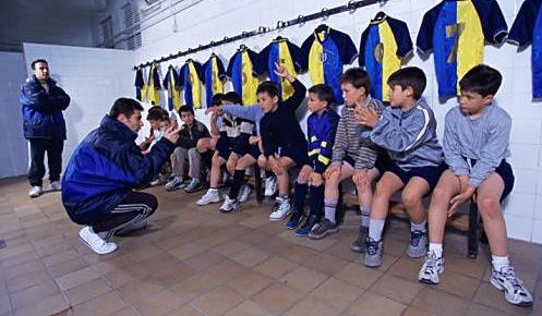 LEADERSHIP COMMUNICATION Effective use of verbal communication... -Be visible to all players.