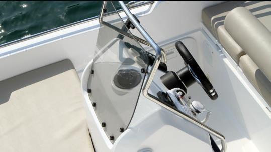 Quality Right down to the finest detail The helm console, the retractable cleats, the shape of the aft cushions, the handrail finishes are just some of the many features that