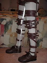 Conventional KAFOs can also be made using a metal and leather design, with metal uprights and leather straps to attach the orthosis to the leg.