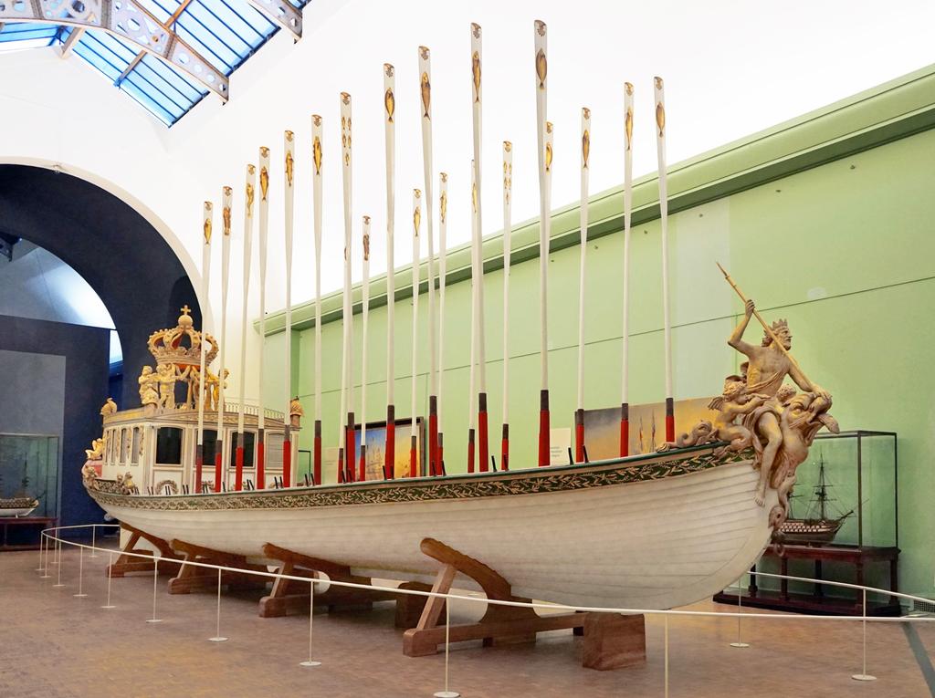 On April 30, 1810, the ceremonial canoe (a barge) made a splash in Antwerp: Napoléon Bonaparte and the young Empress Marie-Louise were on board, accompanied by Marshal Berthier (Minister of Marine