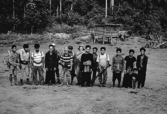 280 A. Eudey Figure 13.1. First encounter of Ardith Eudey, accompanied by Forest Department workers, with the Hmong of YooYeeVillage in 1982.