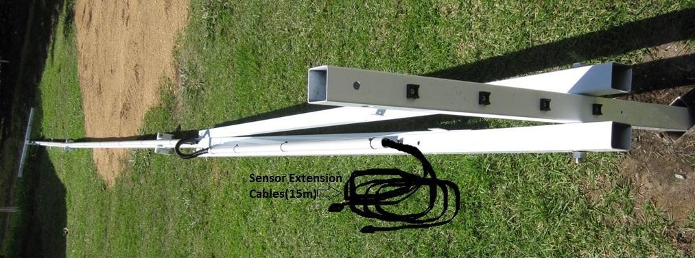 Leave a loop of at least 150mm additional cable length at the pivot point of the mast where the conduit switches from the centre post to the