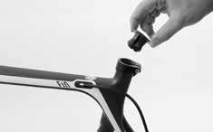 Actuate the brake lever several tmes to make the brake work. There must be a pressure pont after maxmum one thrd of the lever travel. Lft the wheel and gve t a strong tap from above.