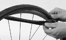 After leverng a part of the tyre bead over the edge of the rm you should normally be able to slp off the whole tyre on one sde by movng the tyre lever around the whole crcumference.