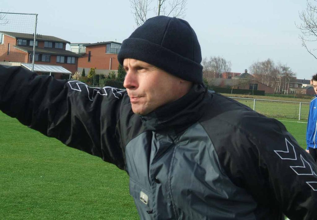 WEB SPECIAL Sander Strik, U15 coach Oss 20: U15 s are a very difficult age group to coach 40 year old Sander Strik has, after coaching several U17 and U15 teams at different clubs, now for the first