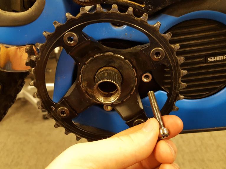 12 Tighten the crank arm cap with the appropriate