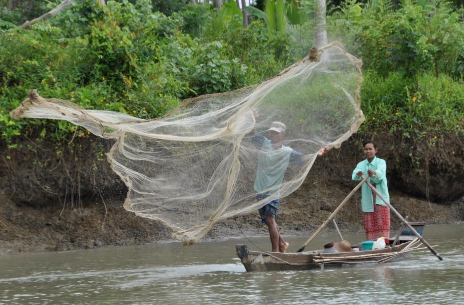 FISHER LIVELIHOODS Around 3,200,000 people (6.4% of the population) involved in the fisheries sector in Myanmar 1 Full time, part time or occasional basis.