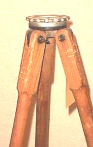 One of the legs is broken and presently it is disassembled. ET 8, Jointed Leg Tripod, maker not indicated, c. 1925.