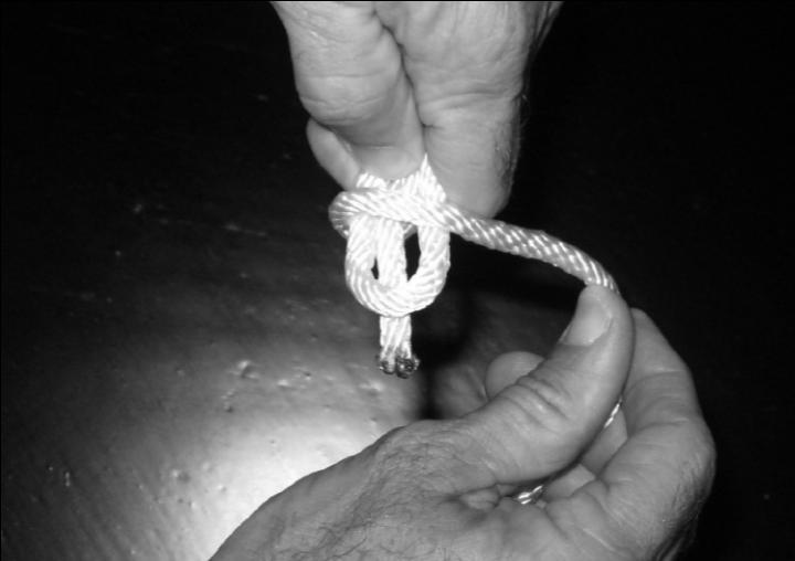 Its appearance is similar to that on a noose however the section of rope that would pull the loop closed is
