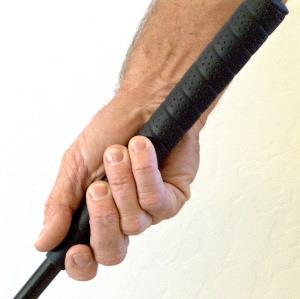 Single-Axis Right Hand Grip: The right hand grip is taken in the palm.