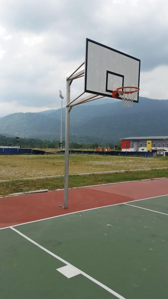 There are three types of backboard available: aluminium, acrylic and tempered glass. The aluminium backboard is made from special aluminium profiles. The backboard is white powder coated.