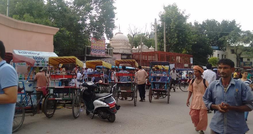 1a 1b As seen in Pic 1a and, a number of cycle rickshaws are present at the entry/exit of the metro station.