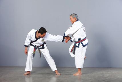 1 AGAINST A WRIST GRAB FROM THE SIDE DESCRIPTION: The opponent grabs C.S. Kim s right wrist (1).