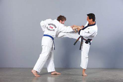 In this sequence, a kick to the back would have had little effect. The best follow-up attacks don t require you to reposition yourself after blocking.