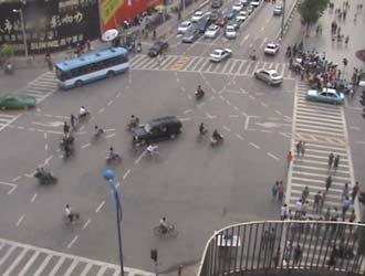 Road-Huaihai Road intersection is a C-type intersection, located at the commercial center of Nanjing City, which is surrounded by a plurality of large-scale shopping malls, big, has complicated