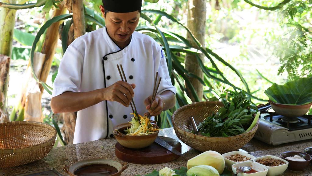 1 VIETNAMESE COOKING CLASS Whether you are a total novice or an experienced cook, you
