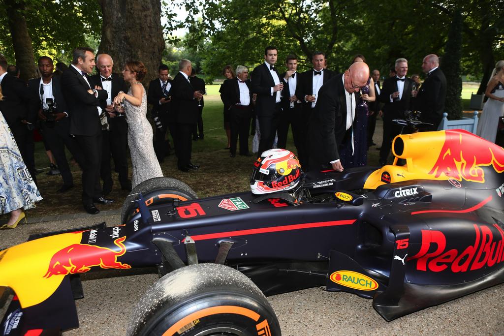 The Format You will share the red carpet and a glass of champagne with the stars from the glamorous world of Formula 1 and the who s who of the London.