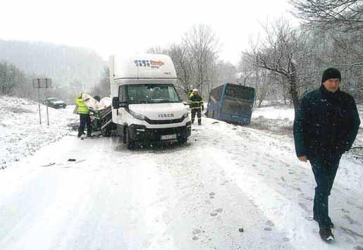 FOTO SITA/AP SNEH SKOMPLIKOVAL DOPRAVU Silné sneženie na väčšine územia Slovenska včera od rána komplikovalo dopravu na cestách aj pohyb chodcov. V katastri Myjavy sa asi o 11.
