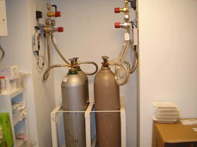 in use must have valve cap on Only move cylinders with appropriate cylinder