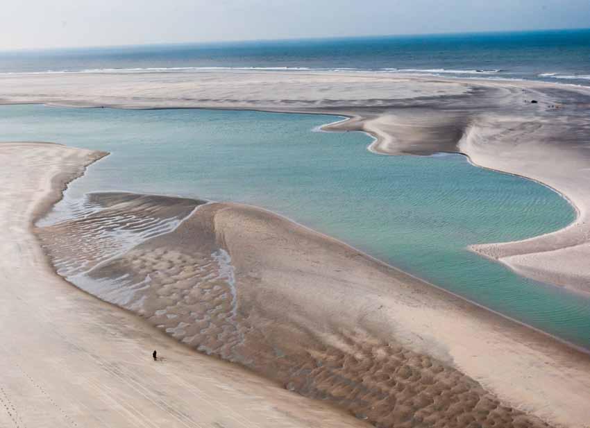 In 2011, the coastline to the south of The Hague acquired a hookshaped peninsula made of sand: the Sand Motor.