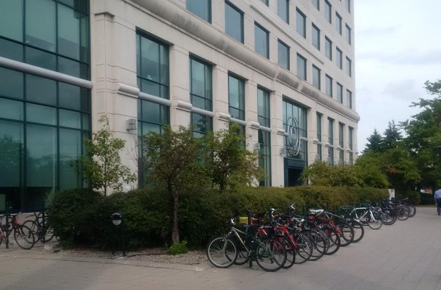 A total of 210 formal bicycle parking spaces are spread out across the campus for greater convenience to those destined to each building.