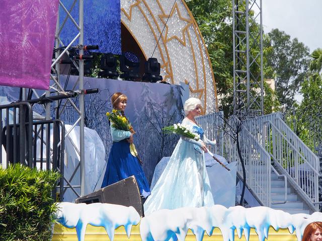 Frozen Attractions & Shows Anna & Elsaʼs Royal Welcome At 11:00 in the morning, you can welcome Anna and Elsa as they arrive in Hollywood as part of their goodwill tour of neighboring kingdoms,