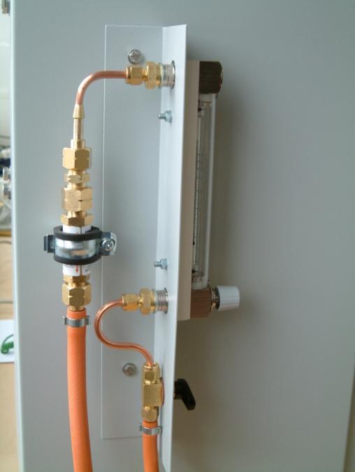 Flashback Arrestor Flowmeter On-Off Control Valve Connect hose over this port Figure 5: Gas control assembly (Side Of Cabinet) 5.